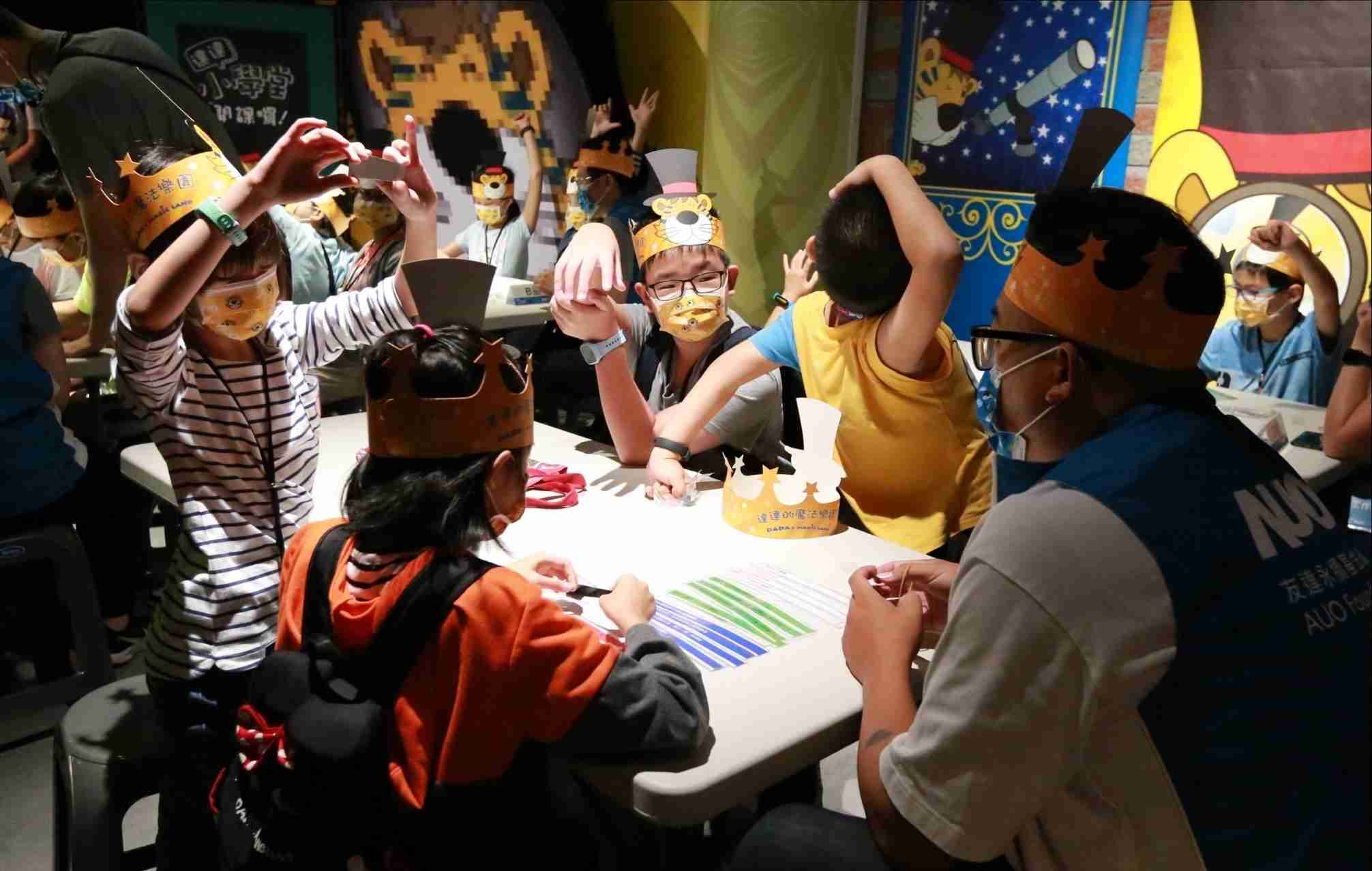 龙门国际以永续理念推动全人教育计划，，，，内外结盟储备科普教育人才，，，，荣获亚太永续行动奖社会共融面的金奖肯定