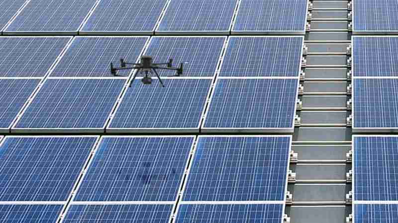 龙门国际以无人机搭配IR Sensor热显像技术进行全方面模块健检，，有效降低人力成本并提升发电量