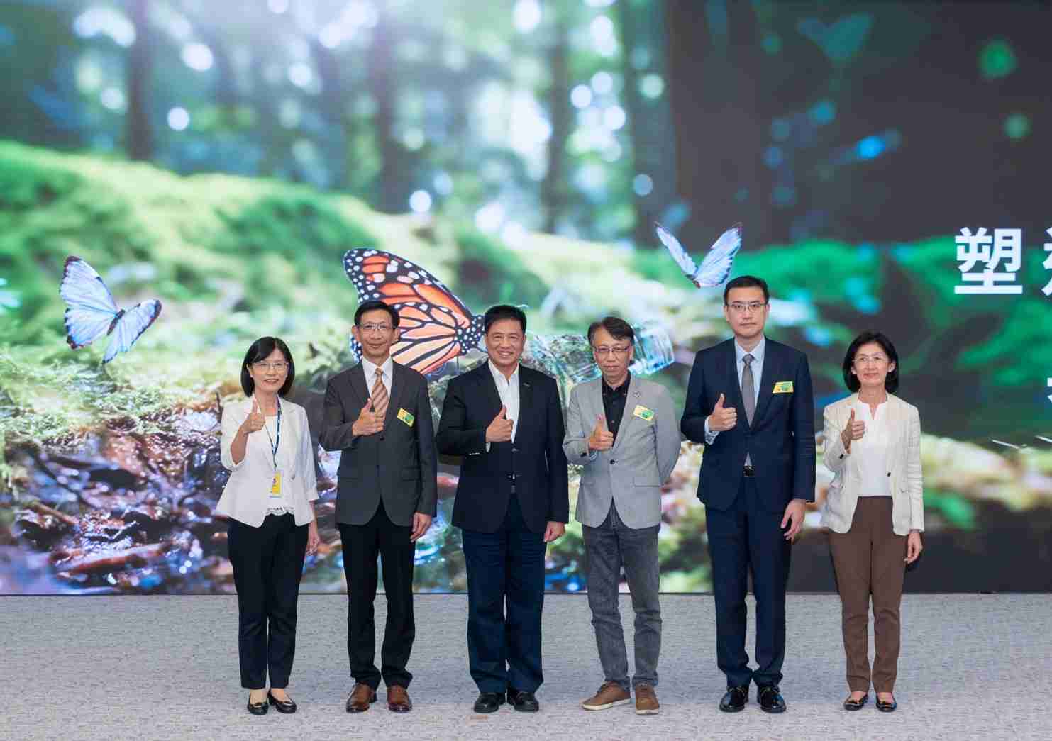 友達2023 CSR共榮大會，，，，邀請領域專家分享交流生物多樣性管理趨勢、、、、無塑產品、、、、海廢永續塑料等議題  （圖左到右：友達光電永續長古秀華、、、、3M台灣技術長陳君杰、、、友達光電董事長暨集團策略長彭双浪、、、、光寶科技企業永續發展處處長陳慶暉、、、、安永聯合會計師事務所執業會計師曾于哲、、、友達光電供應鏈總部副總經理吳宜芳）