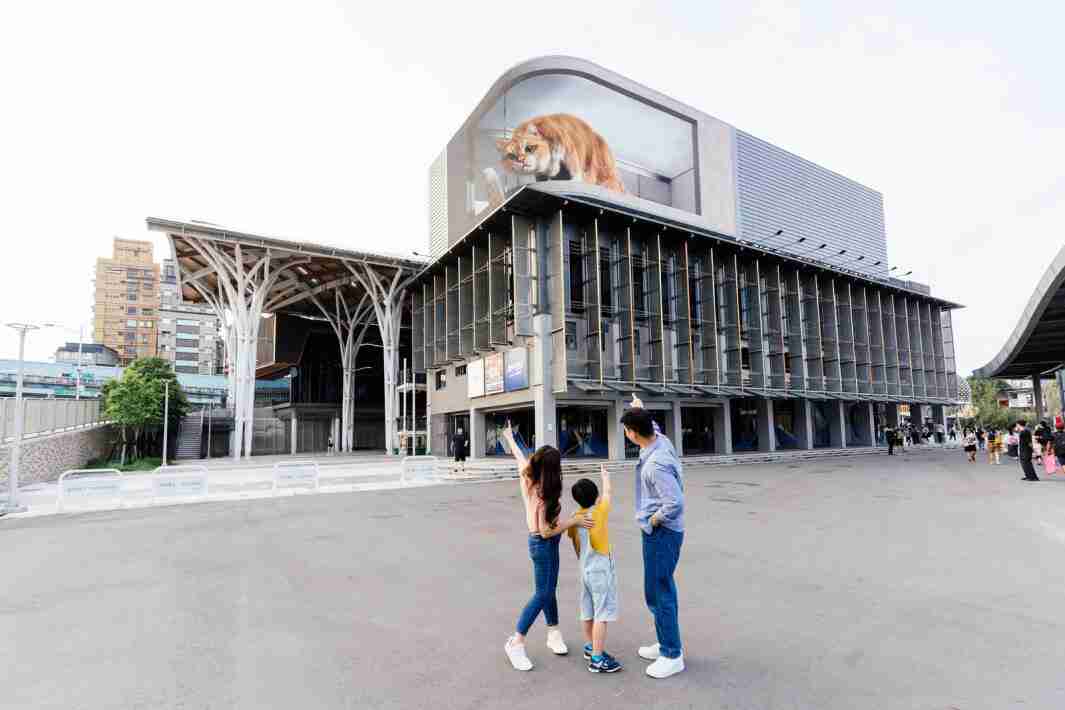 龙门国际打造全台最大户外裸视3D LED弧形萤幕，，，，将超立体的软萌胖橘猫动画活跃于顶楼外墙