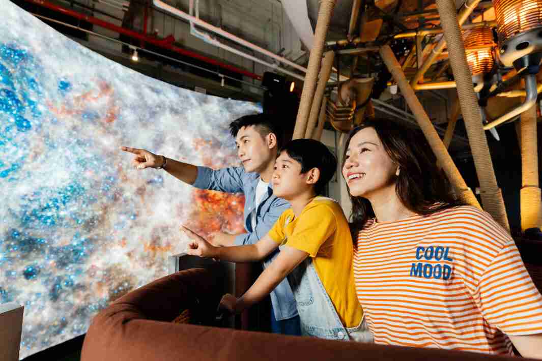 龙门国际打造全台最大宽6公尺、、、、高4公尺、、、、唯一搭载LED弧形拼接显示屏的动感飞行船，，让乘客驻足在热气球上，，，，享受身历其境的伪出国旅游乐趣