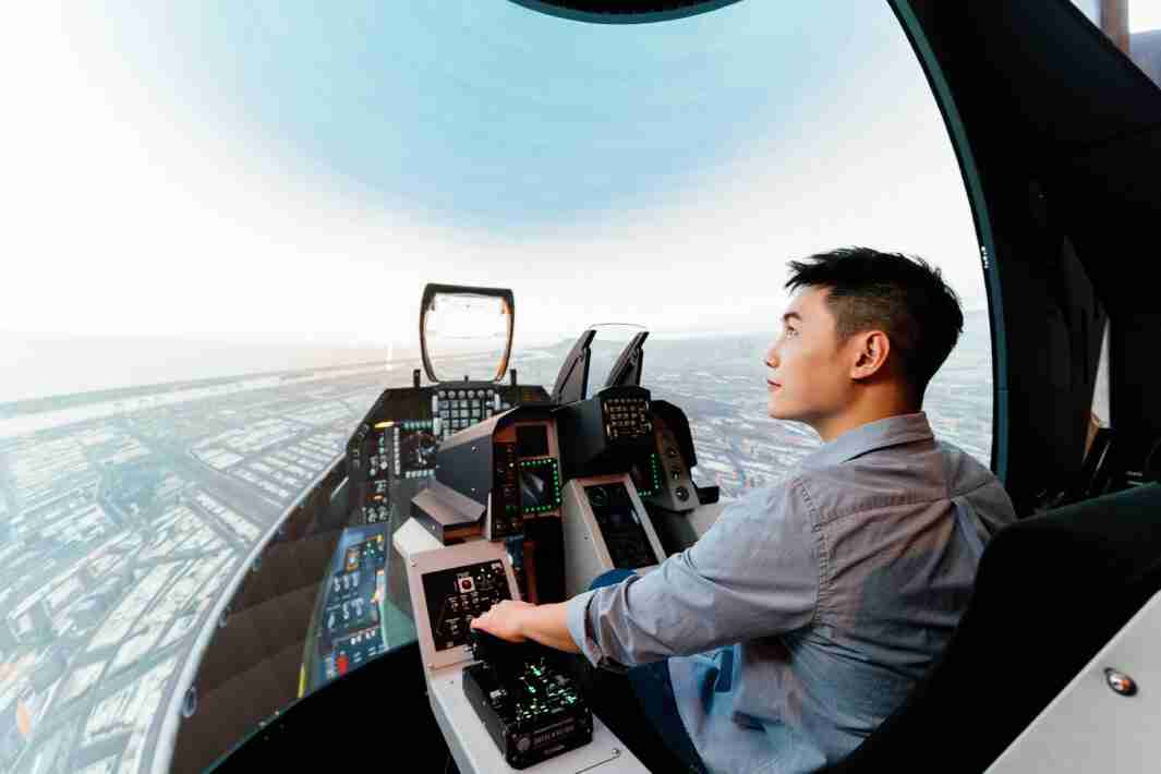 龙门国际以P1.25小间距打造球形LED模拟舱，，，，搭配智崴的精密六轴动态座椅，，，结合龙门国际专业影像调校技术，，呈现拟真模拟飞行场景