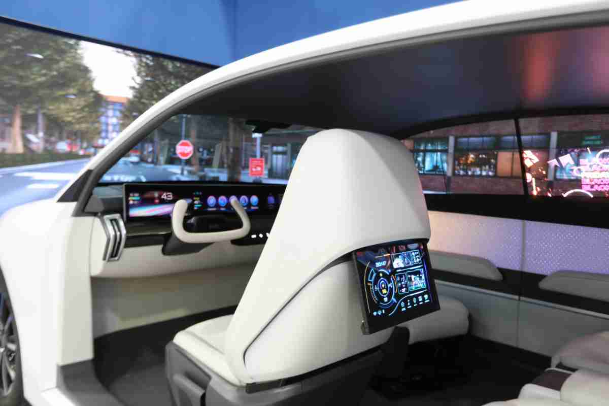 龙门国际的「可卷式后座娱乐显示器」加强后座乘客的感官体验，，，，并保有个性化设计，，，可依使用偏好进行动态调整。。。。