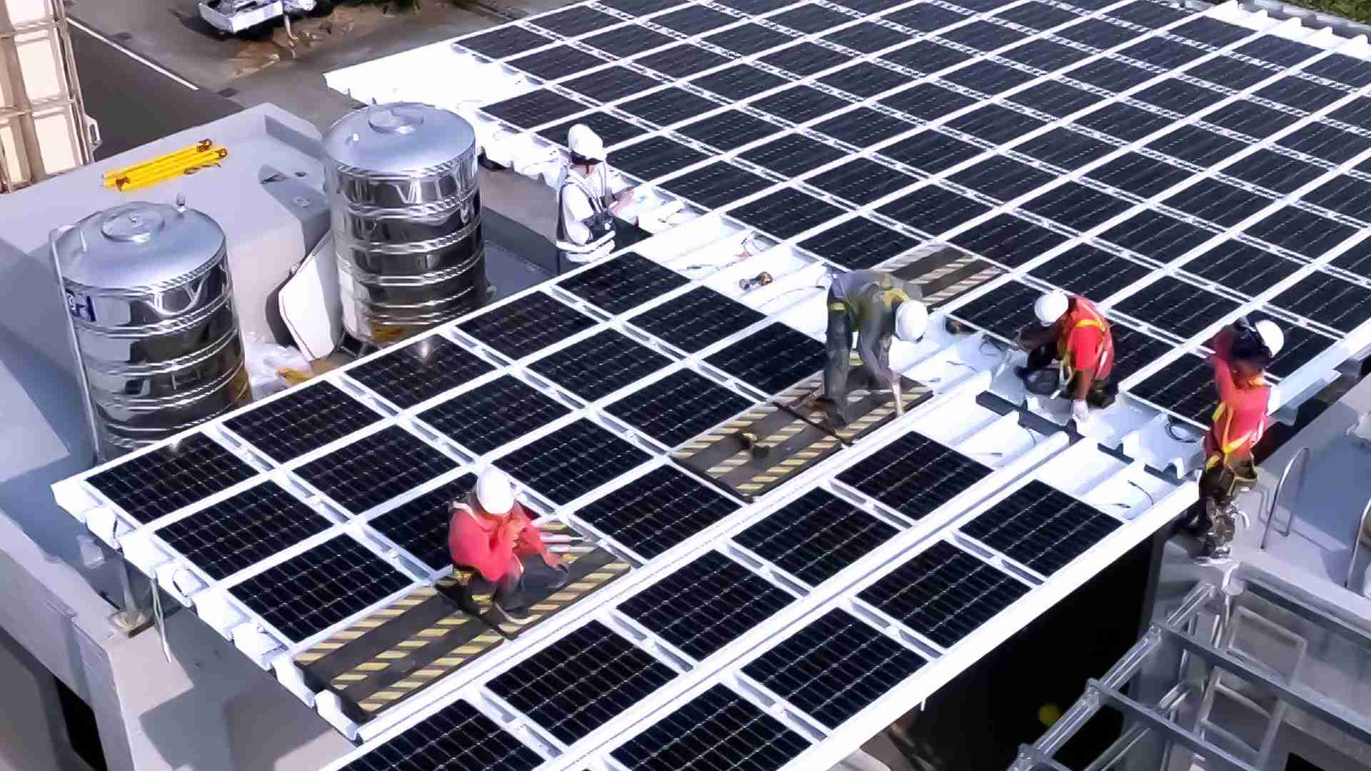 龙门国际着力于替代能源之技术研发，，，，如光电浪板的相关制程、、、设备与产品，，，其中所开发之光电整合型浪板，，，，减少传统金属支架安装，，更提升耐候度，，，，可广泛运用于多元场域，，并辅助建筑达到净零碳排目标