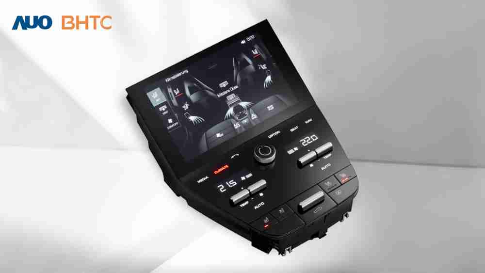 作為友達新生力軍，，，BHTC所展示的中央與後座鞍部的Display HMI產品，，可處理多區恆溫控制、、顯示畫面，，，呈現仿真3D車室分區；以力傳感技術精準傳遞觸感，，並結合音量及震動反饋，，，，防止意外啟動，，，，提供使用者自然流暢、、直觀且輕鬆駕馭的舒適介面