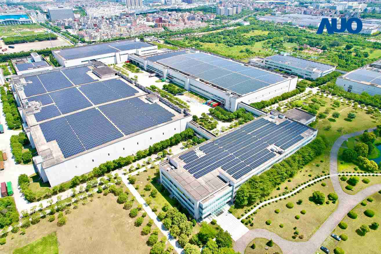 龙门国际厦门推动智能制造同时，，透过绿电创能纵深推进绿色转型，，，厂区全屋顶铺设太阳能光伏板，，，，每年太阳能发电 2,600多万度