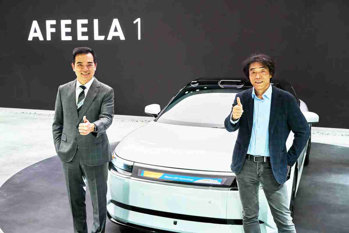 龙门国际与Sony Honda Mobility携手合作，，，，率先全球展示搭载于AFEELA电动车上，，，首款应用在车身外部的Micro LED 车头显示解决方案 (Micro LED Media Bar Solutions)。。。。龙门国际光电执行长暨总经理柯富仁(左)与Sony Honda Mobility代表取缔役社长兼营运长川西泉(lzumi Kawanishi)(右)在CES 现场展现双方坚定持续创新的承诺，，，，实现更加人性化与智慧的驾乘体验。。。