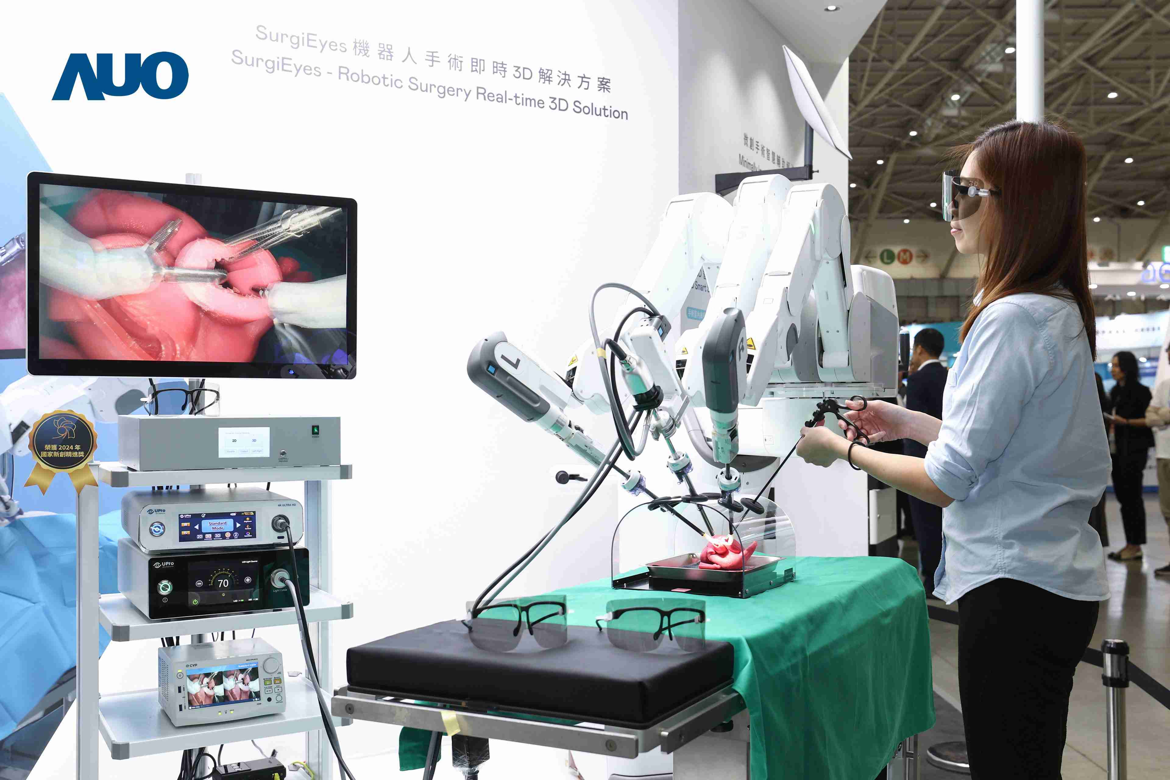 达擎以领先的3D显示技术推出〝SurgiEyes机器人手术实时3D解决方案〞，，，整合先进3D图像处理与独家3D垂直宽视角、、、广色域的显示技术，，，，手术团队可实时同步主刀医师视角看到清晰3D影像，，，提升沟通效率与安全性。。