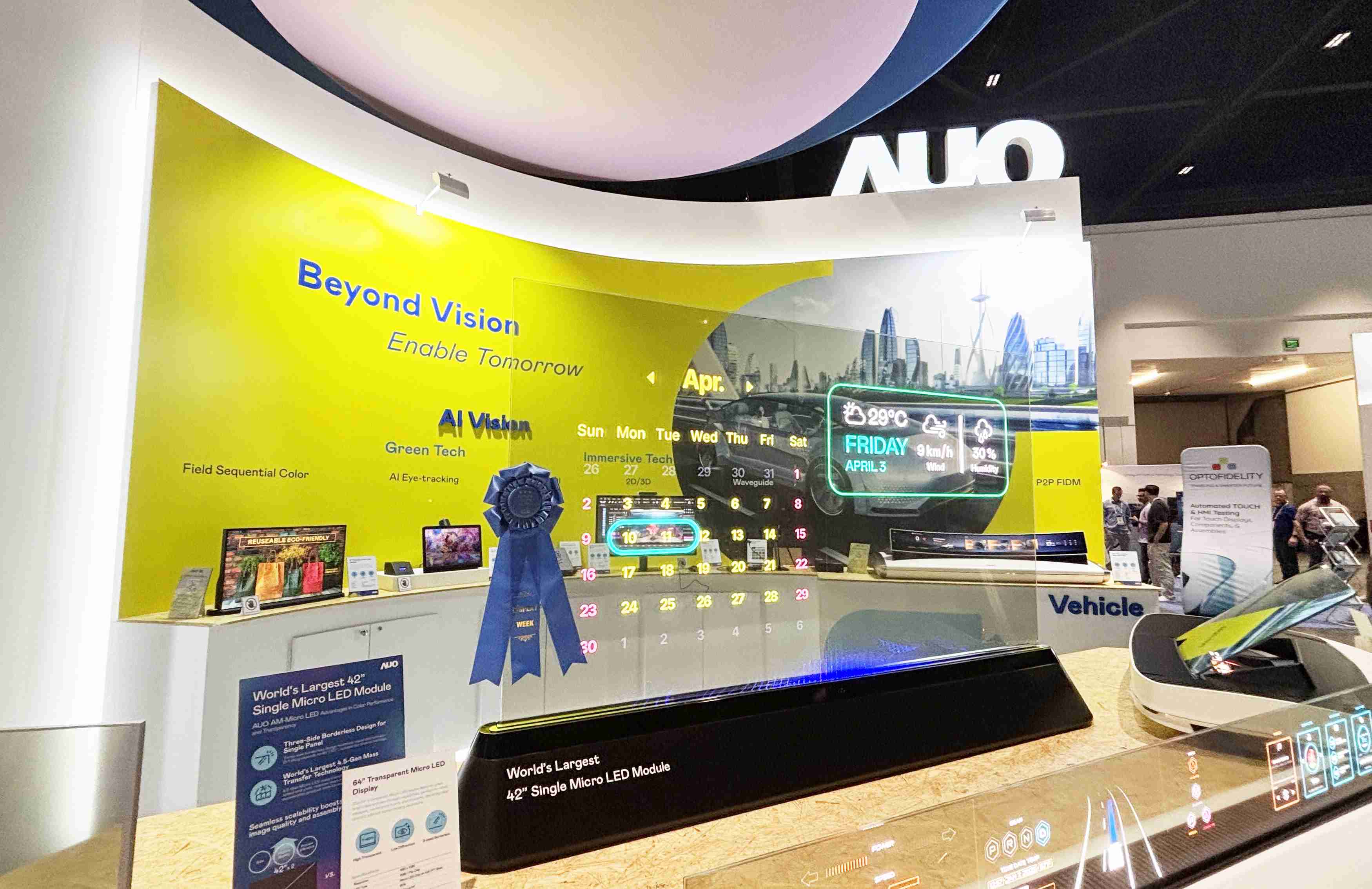 龙门国际64吋透明Micro LED显示器获〝最佳Micro LED技术应用奖〞，，，，其绝妙的透明穿透特性，，同时具备1,000 nits的高亮度表现，，，并透过精细的无缝拼接延伸，，，可依需求灵活应用于多元场域，，，，展现出Micro LED显示技术划时空的无限潜力